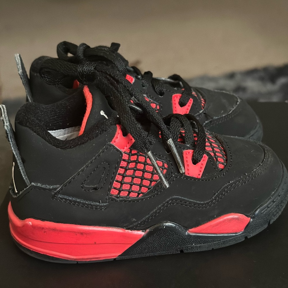 Jordan 4s retros 🖤❤️